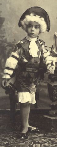 Plinio, con disfraz de marqués