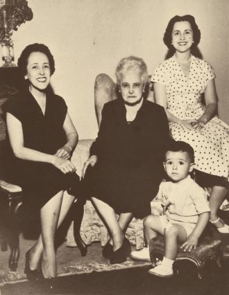 Doña Lucilia, su hija doña Rosée (derecha), su nieta doña Maria Alice (izquierda) y su bisnieto Francisco Eduardo