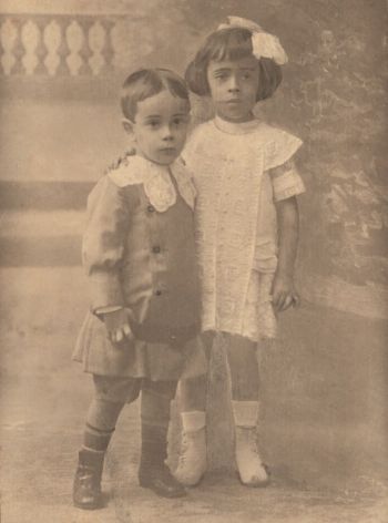 El pequeño Plinio con su hermana Roseé