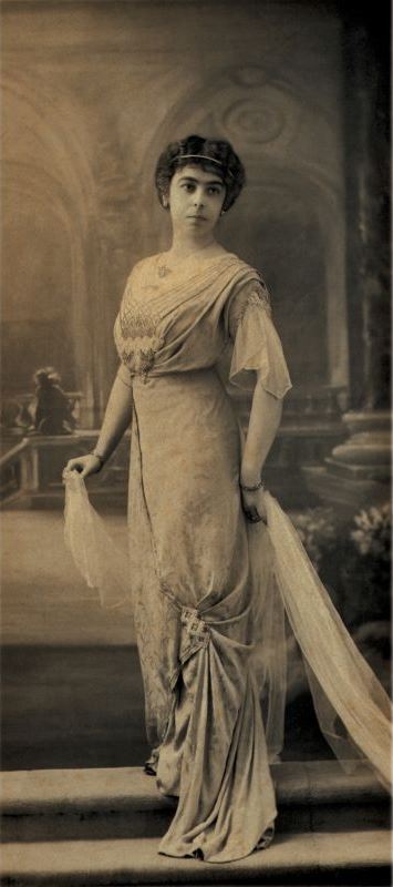 doña lucilia traje de gala