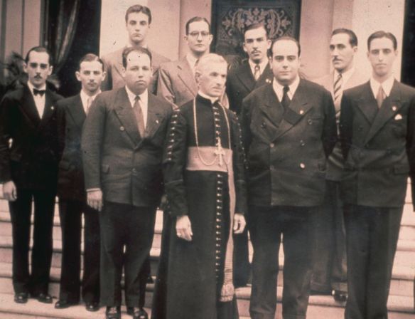 Dr. Plinio con Don Duarte y el grupo de El Legionario