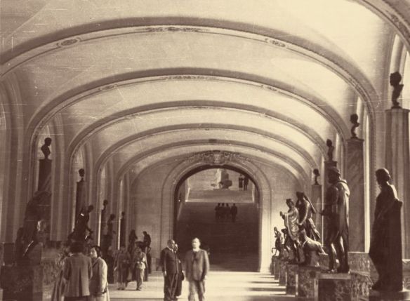 Dr. Plinio visitando Louvre