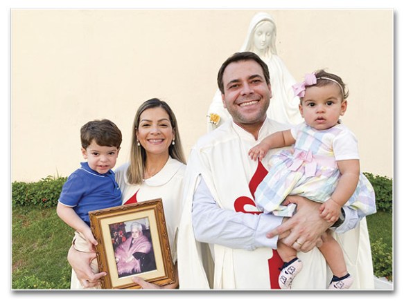 Da. Maria Izabel Silva da Costa Cézar com seu esposo e seus filhos - Foto: Reprodução