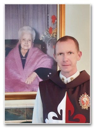 Sr. Jaison Jeferson Küster, junto a um quadro de Dona Lucilia - Foto: Reprodução