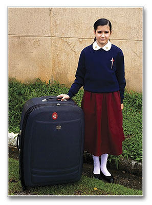 Amelie Dousseau com a mala que pediu à sua intercessora - Foto: Reprodução