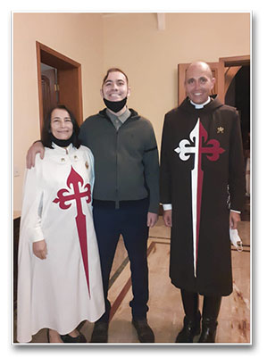Da. Verônica Barboza com seu filho, junto a um sacerdote dos Arautos do Evangelho - Foto: Reprodução