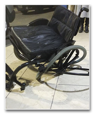 Cadeira de rodas do Sr. Ismael de Faria após a queda do elevador - Foto: Reprodução