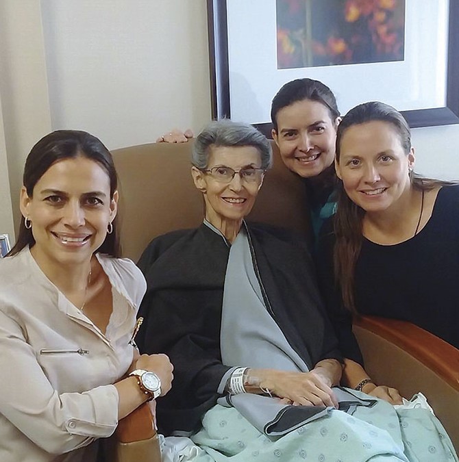 R226-LDL-Dona-Clara-com-suas-filhas